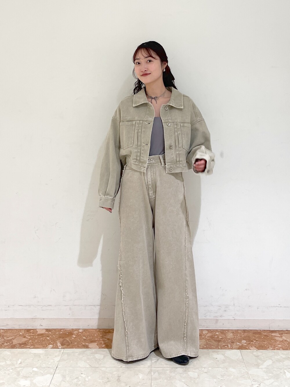 ベージュ系のデニムジャケット、ベージュ系のデニムパンツを着用したレディースの春コーディネートの2枚目の写真