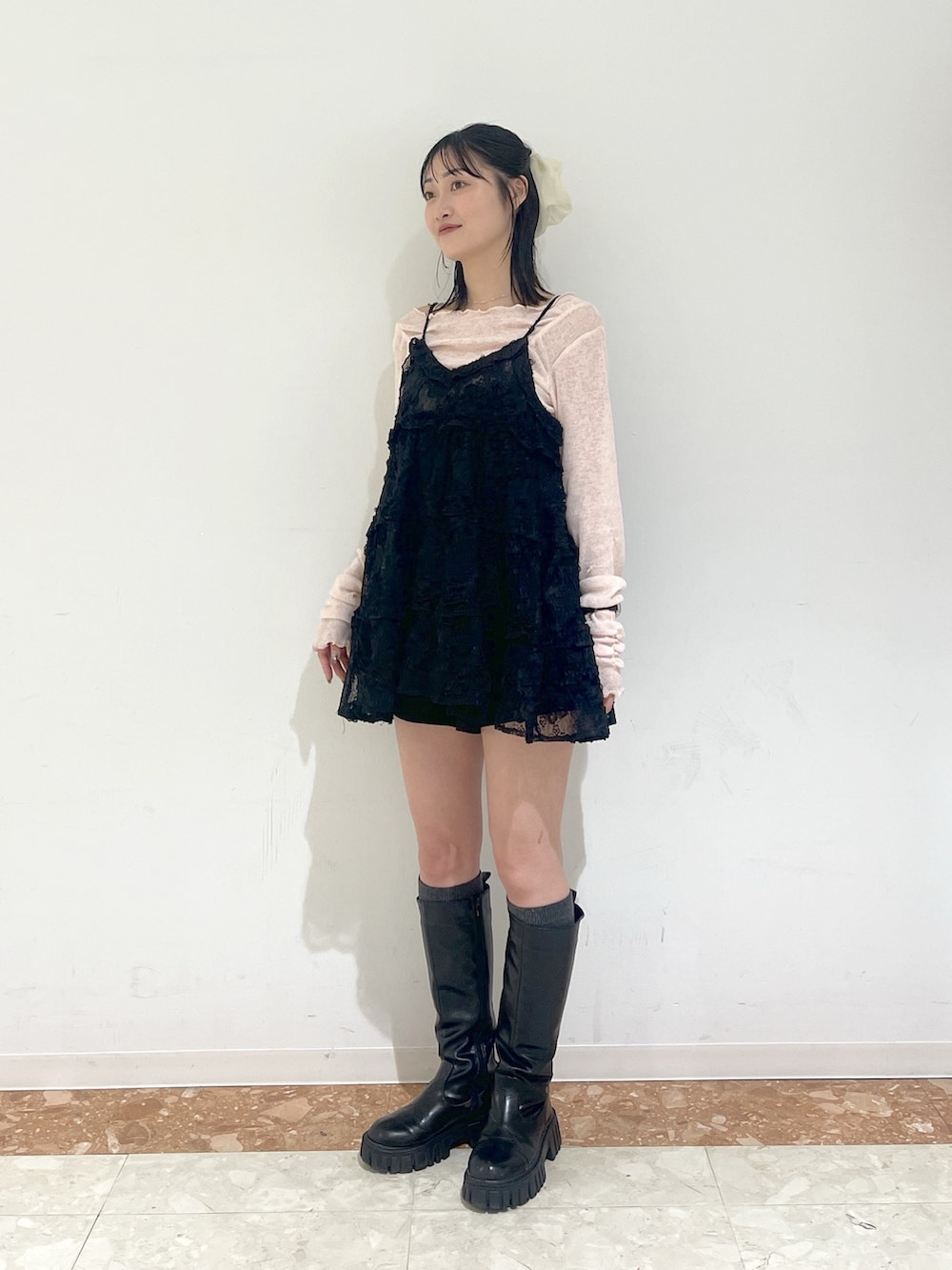 ピンク系のTシャツ/カットソー、ブラック系のワンピース、ベージュ系のトレンチコートを着用したレディースの春コーディネートの8枚目の写真