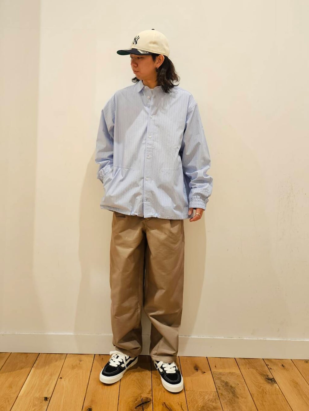 「大人カジュアル、カジュアル、urbanresearchdoors、アウトドア、スニーカーコーデ、newarrival、EKAL、メンズスタイル、20代後半、newera」｜「VANSのVANS　Rowley Classic（スニーカー、ブラック系）」を使った、ノブさん（メンズ・173cm）の冬コーディネートの2枚目の写真