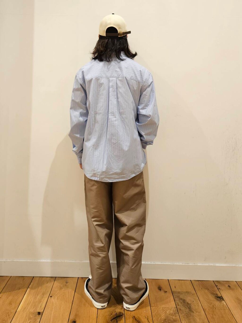 「大人カジュアル、カジュアル、urbanresearchdoors、アウトドア、スニーカーコーデ、newarrival、EKAL、メンズスタイル、20代後半、newera」｜「VANSのVANS　Rowley Classic（スニーカー、ブラック系）」を使った、ノブさん（メンズ・173cm）の冬コーディネートの4枚目の写真