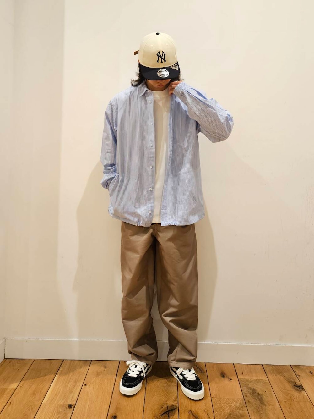 「大人カジュアル、カジュアル、urbanresearchdoors、アウトドア、スニーカーコーデ、newarrival、EKAL、メンズスタイル、20代後半、newera」｜「VANSのVANS　Rowley Classic（スニーカー、ブラック系）」を使った、ノブさん（メンズ・173cm）の冬コーディネートの3枚目の写真