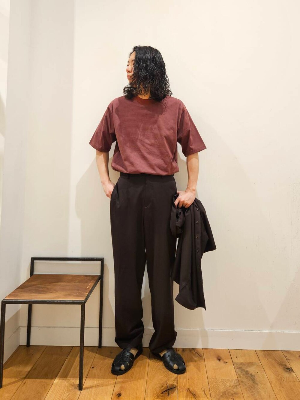 ブラウン系のシャツ/ブラウス、ブラウン系のその他パンツ、ブラック系のサンダルを着用したメンズの夏コーディネートの3枚目の写真