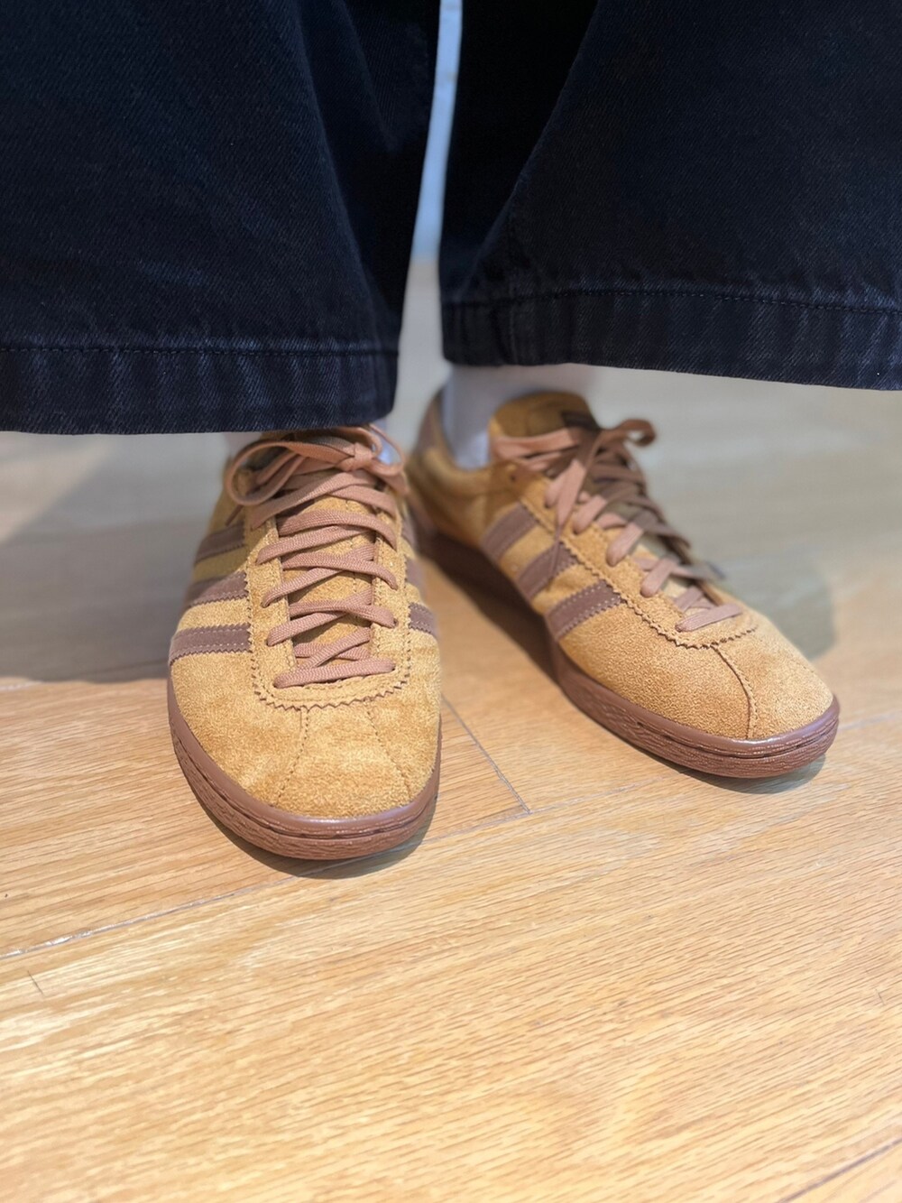「アウター、adidas、アディダス、デニムパンツ、adidas originals、ボンバージャケット、アディダスオリジナルス、サコッシュ、アディカラー、クセニア・シュナイダー」｜「adidasのadidas Originals × KSENIASCHNAIDER スリーストライプス ジーンズ / アディダスオリジナルス adidas Originals（デニムパンツ、ブラック系）」を使った、HTさん（レディース・165cm）の秋コーディネートの3枚目の写真