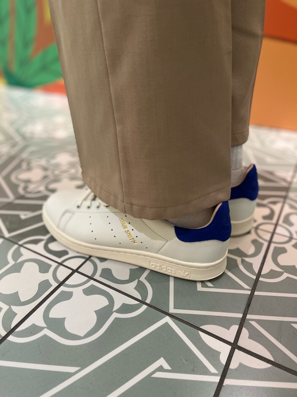 「スニーカー、adidas、ジャージ、アディダス、スタンスミス、adidas originals、トラックジャケット、カラーコーデ、ｵﾘｼﾞﾅﾙｽ、アディダスコーデ」｜「adidasのアディカラー クラシックス オーバーサイズ SST トラックトップ（ジャージ） / アディダスオリジナルス adidas Originals（ジャージ、ブルー系）」を使った、HTさん（レディース・165cm）の夏コーディネートの5枚目の写真