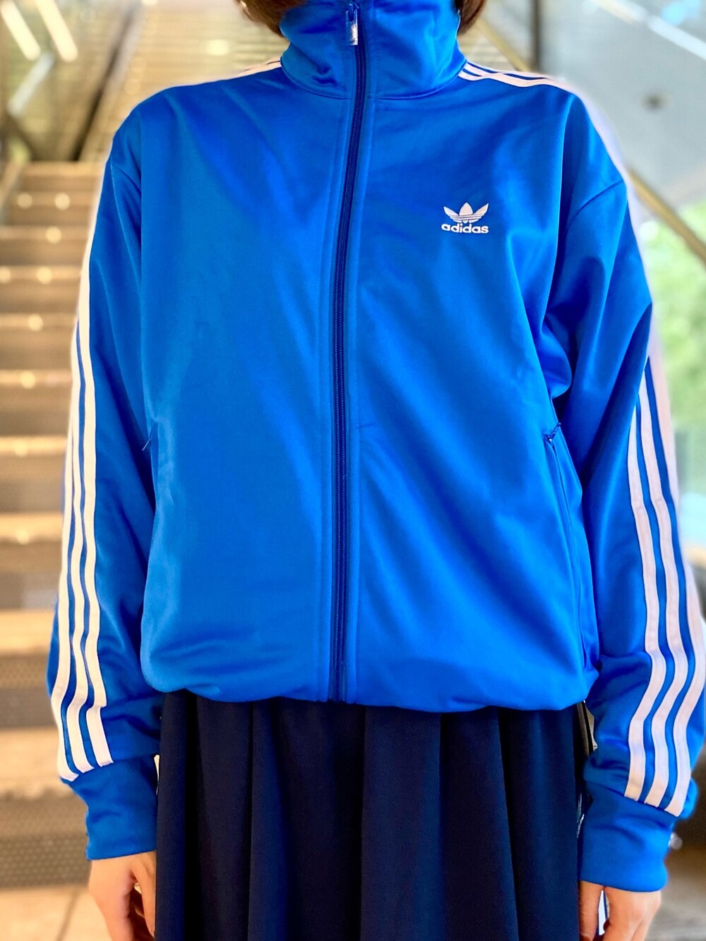 「スカート、ブルー、adidas、スニーカーコーデ、アディダス、スタンスミス、adidas originals、トラックジャケット、アディダスオリジナルス、アディダスコーデ」｜「adidasのアディカラー クラシックス ファイヤーバード トラックトップ（ジャージ） / アディダスオリジナルス adidas Originals（ジャージ、ブルー系）」を使った、HTさん（レディース・165cm）の夏コーディネートの3枚目の写真