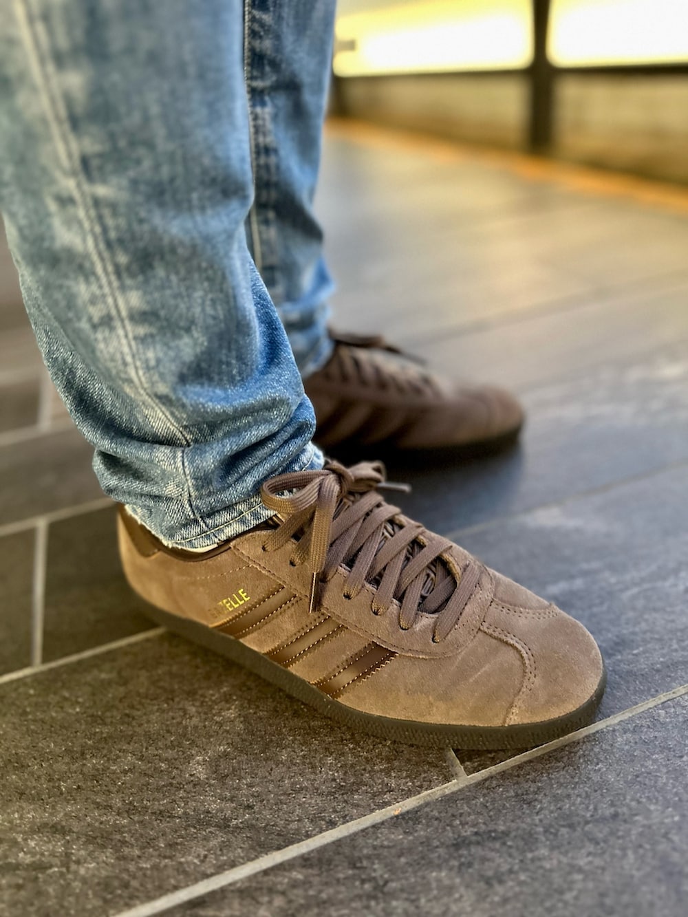 「スニーカー、adidas、ハイネック、オーバーサイズ、アディダス、adidas originals、アディダスオリジナルス、アディカラー、アディダスコーデ、ガゼル」｜「adidasのガゼル / Gazelle / アディダスオリジナルス adidas Originals（スニーカー、ブラウン系）」を使った、HTさん（レディース・165cm）の秋コーディネートの2枚目の写真