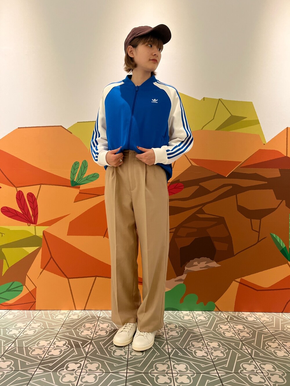 「スニーカー、adidas、ジャージ、アディダス、スタンスミス、adidas originals、トラックジャケット、カラーコーデ、ｵﾘｼﾞﾅﾙｽ、アディダスコーデ」｜「adidasのアディカラー クラシックス オーバーサイズ SST トラックトップ（ジャージ） / アディダスオリジナルス adidas Originals（ジャージ、ブルー系）」を使った、HTさん（レディース・165cm）の夏コーディネートの3枚目の写真