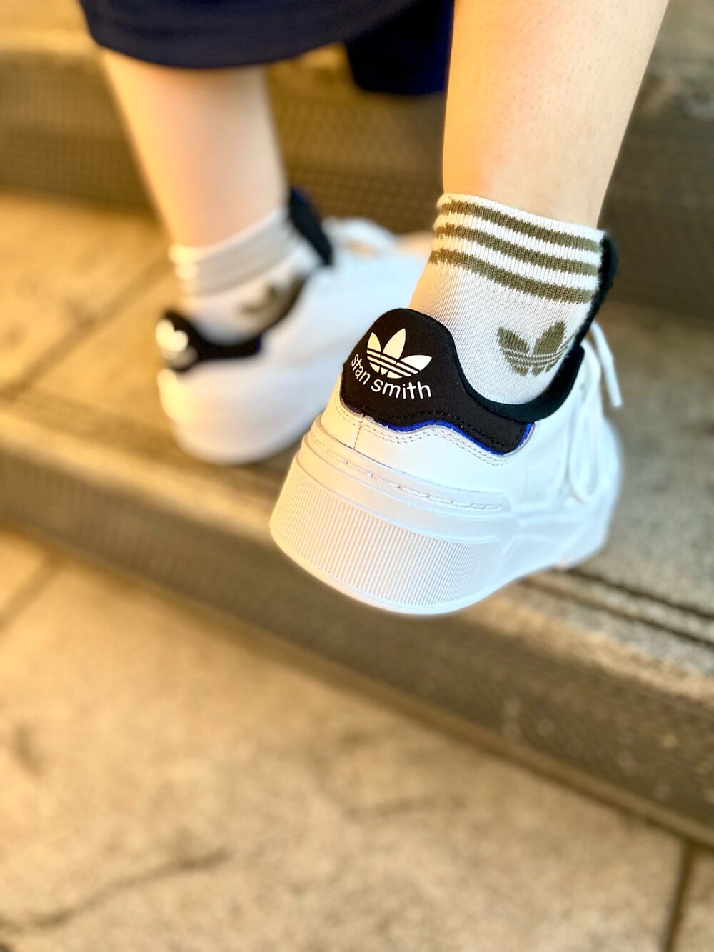 「スカート、ブルー、adidas、スニーカーコーデ、アディダス、スタンスミス、adidas originals、トラックジャケット、アディダスオリジナルス、アディダスコーデ」｜「adidasのアディカラー クラシックス ファイヤーバード トラックトップ（ジャージ） / アディダスオリジナルス adidas Originals（ジャージ、ブルー系）」を使った、HTさん（レディース・165cm）の夏コーディネートの5枚目の写真