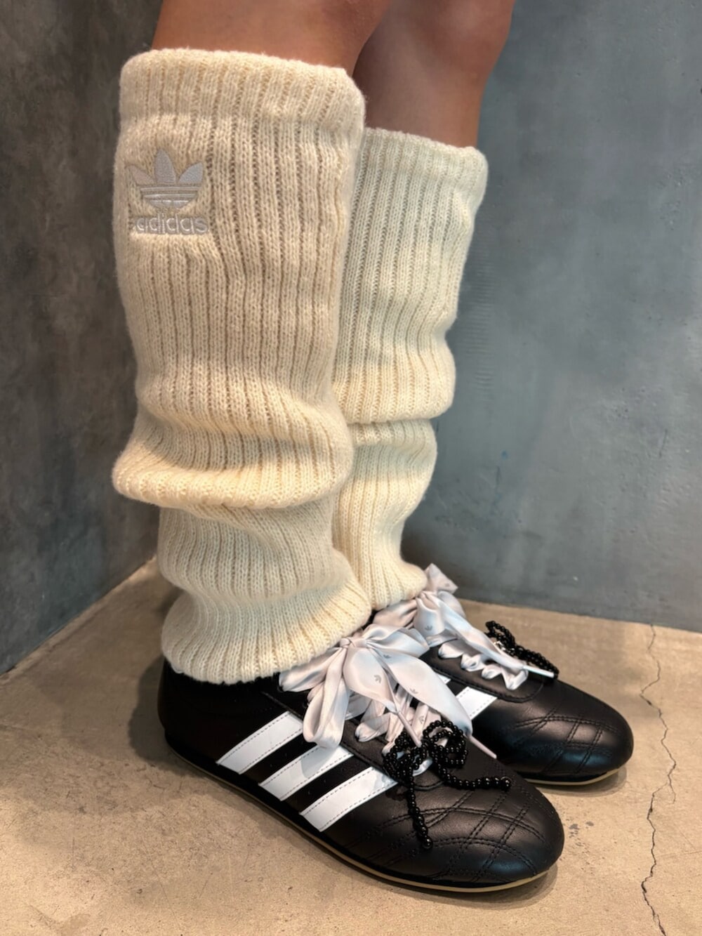 「adidas、レッグウォーマー、アディダス、adidas originals、アディダスオリジナルス、サッカーシャツ、ボーリングバッグ、テコンドー、おりぼん、TAEKWONDO」｜「adidasのテコンドー シューレース / Taekwondo Lace（スニーカー、ブラック系）」を使った、KAさん（レディース・164cm）の冬コーディネートの4枚目の写真