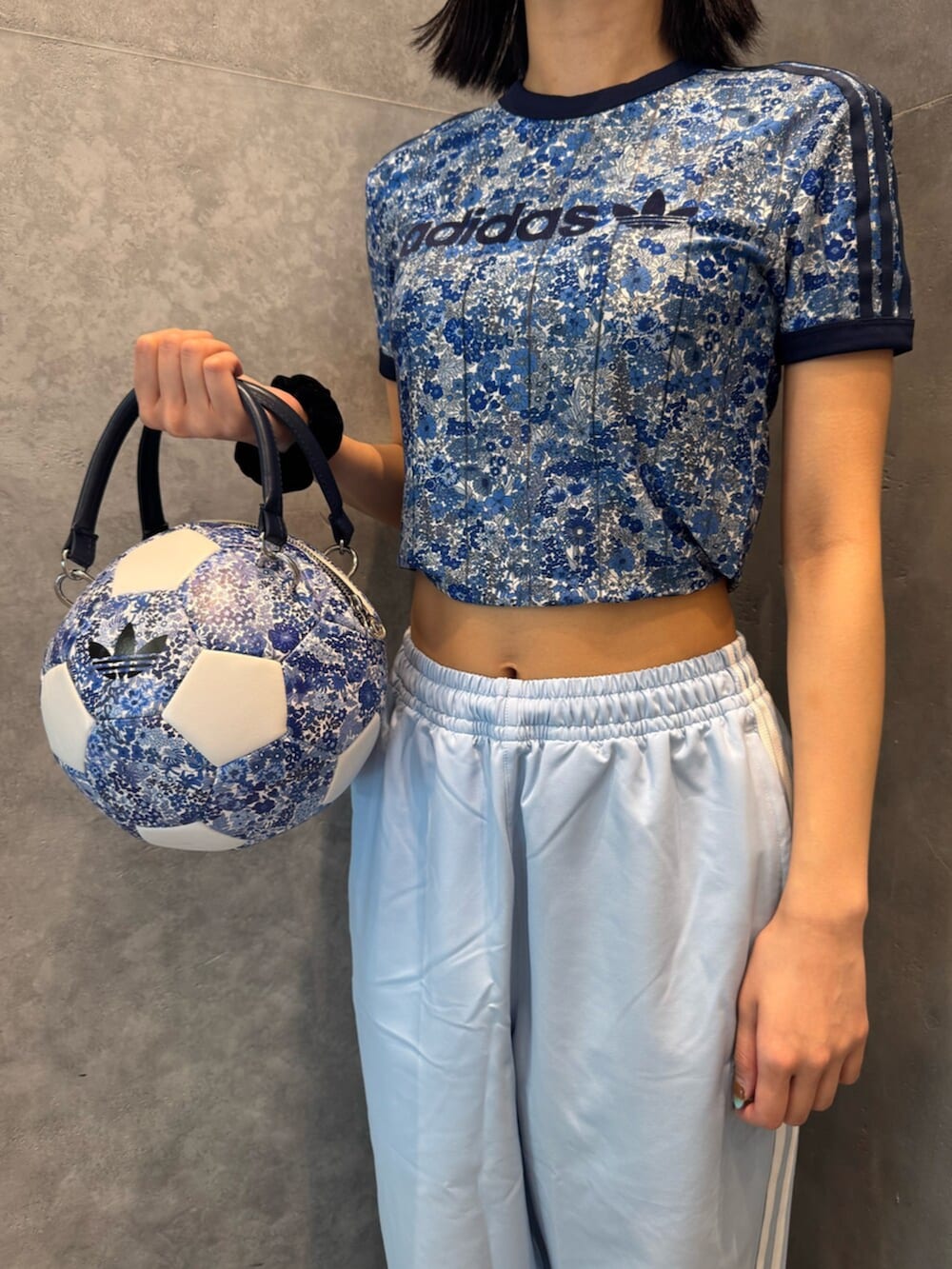 「adidas、adidas originals、アディダス、アディダスオリジナルス、Liberty London、花柄、トラックパンツ、サッカーボール、サンダル」｜「adidasのadidas Originals × Liberty London トーナル カリ半袖Tシャツ（トップス、その他）」を使った、KAさん（レディース・164cm）の春コーディネートの2枚目の写真