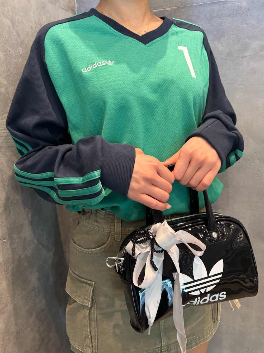 「adidas、レッグウォーマー、アディダス、adidas originals、アディダスオリジナルス、サッカーシャツ、ボーリングバッグ、テコンドー、おりぼん、TAEKWONDO」｜「adidasのテコンドー シューレース / Taekwondo Lace（スニーカー、ブラック系）」を使った、KAさん（レディース・164cm）の冬コーディネートの2枚目の写真