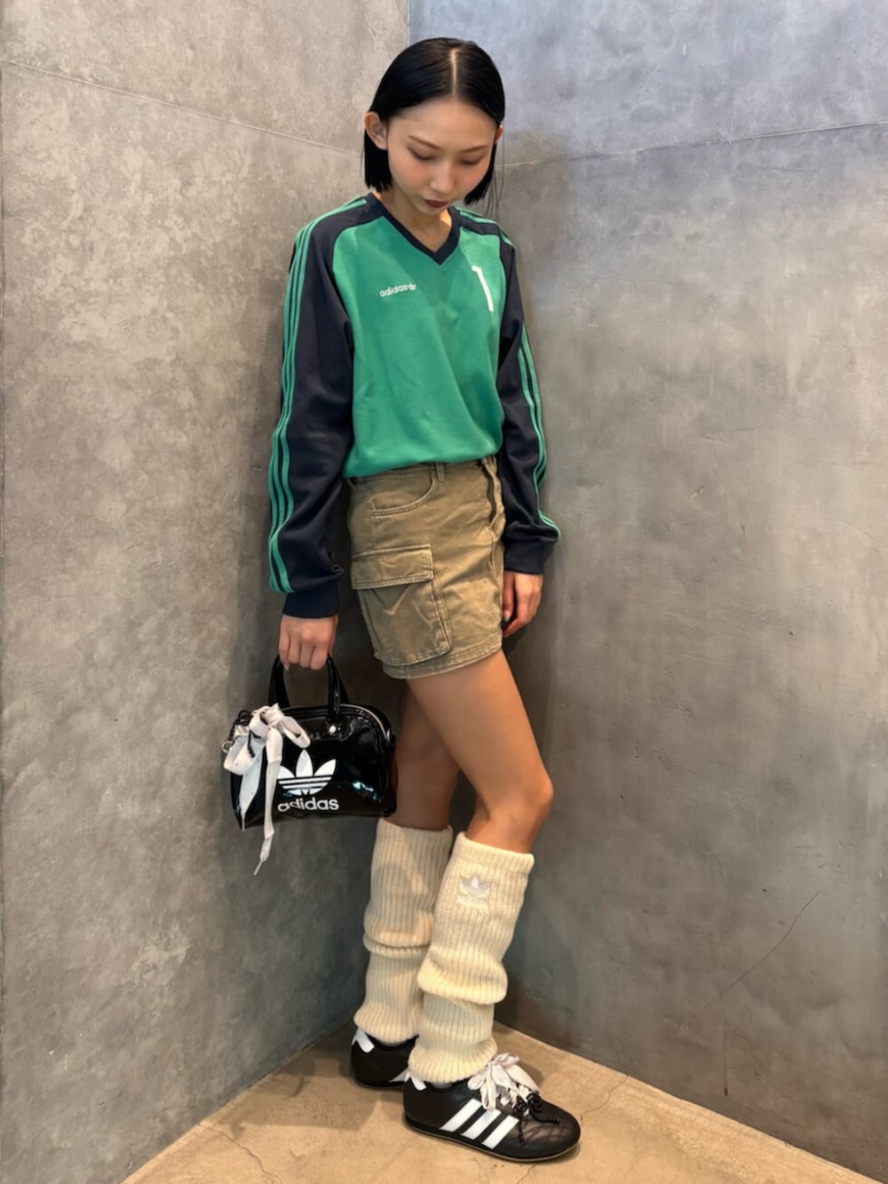 「adidas、レッグウォーマー、アディダス、adidas originals、アディダスオリジナルス、サッカーシャツ、ボーリングバッグ、テコンドー、おりぼん、TAEKWONDO」｜「adidasのテコンドー シューレース / Taekwondo Lace（スニーカー、ブラック系）」を使った、KAさん（レディース・164cm）の冬コーディネートの3枚目の写真