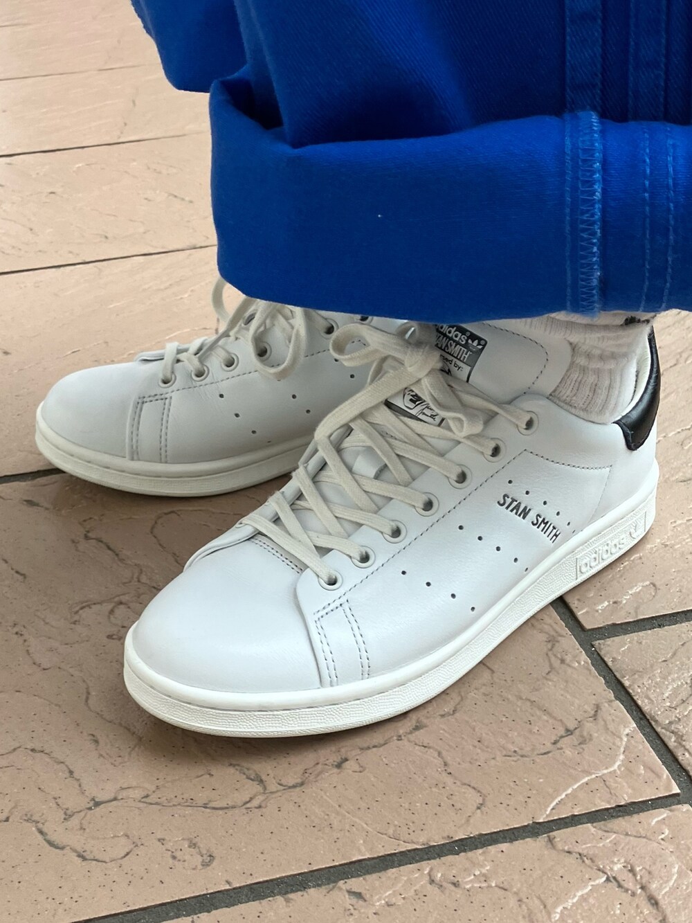「スニーカー、デニム、キャップ、adidas、ロンT、アディダス、デニムパンツ、スタンスミス、長袖Tシャツ、クセニア・シュナイダー」｜「adidasのスリーストライプス サテン 長袖Tシャツ / ロンT / アディダスオリジナルス adidas Originals（Tシャツ/カットソー、ホワイト系）」を使った、TCさん（レディース・156cm）の冬コーディネートの5枚目の写真
