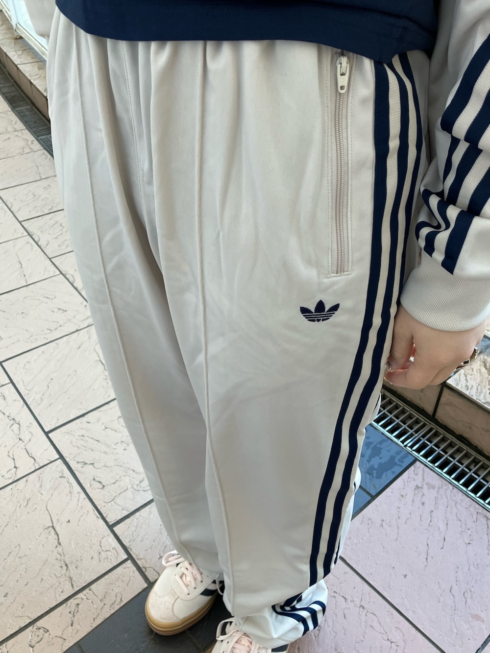 ブラウン系のジャージ、ブラウン系のスウェットパンツ、ブルー系のTシャツ/カットソーを着用したレディースの春コーディネートの4枚目の写真