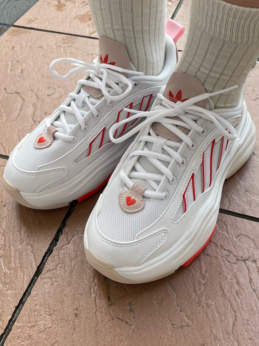 「デニム、デニムジャケット、Tシャツ、adidas、デニムスカート、アディダス、adidas originals、厚底スニーカー、クセニア・シュナイダー、オズガイア」｜「adidasのキャップ / アディダスオリジナルス（キャップ、レッド系）」を使った、TCさん（レディース・156cm）の春コーディネートの7枚目の写真