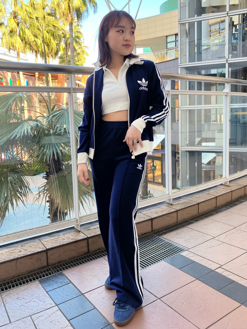 「スニーカー、セットアップ、adidas、ジャージ、アディダス、トラックパンツ、adidas originals、トラックトップ、リブトップス、ハンドボールスペツィアル」｜「adidasのプレミアム オリジナルス クレープ トラックスーツパンツ（ジャージ） / アディダスオリジナルス adidas Originals（スウェットパンツ、ブルー系）」を使った、TCさん（レディース・156cm）の春コーディネートの3枚目の写真