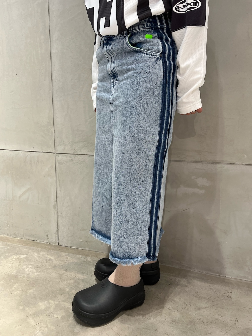 【adidas】KSENIASCHNAIDER デニム マキシスカート adidas（アディダス）の「KSENIASCHNAIDER デニム マキシ