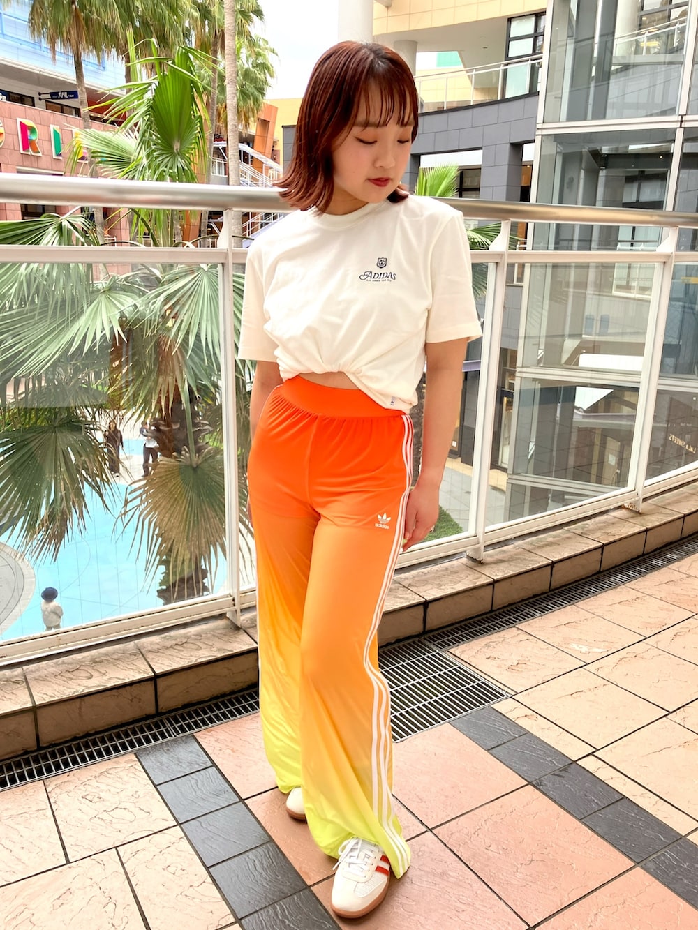「スニーカー、Tシャツ、adidas、アディダス、ワイドパンツ、グラフィック、adidas originals、アディダスオリジナルス、半袖Ｔシャツ、サンバ」｜「adidasのグラフィック ファイア トレフォイルTシャツ / アディダスオリジナルス adidas Originals（Tシャツ/カットソー、ホワイト系）」を使った、TCさん（レディース・156cm）の春コーディネートの3枚目の写真