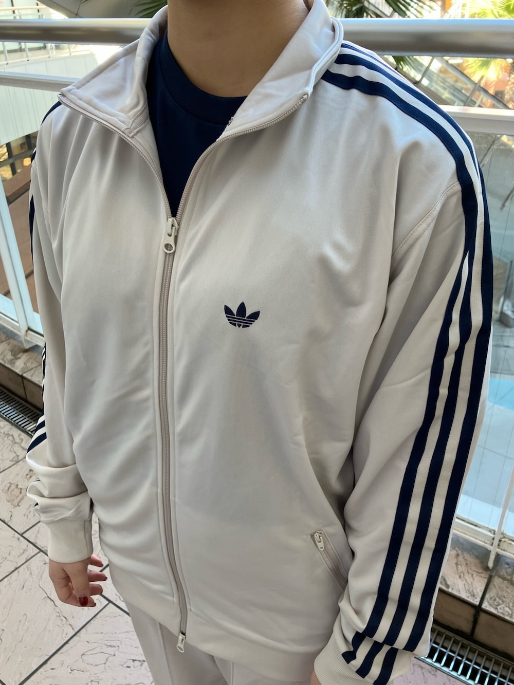 ブラウン系のジャージ、ブラウン系のスウェットパンツ、ブルー系のTシャツ/カットソーを着用したレディースの春コーディネートの2枚目の写真