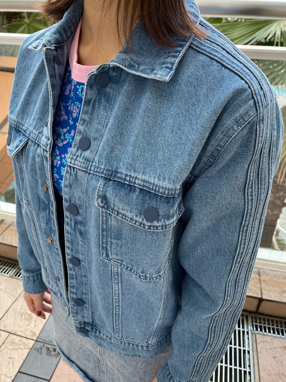 「デニム、デニムジャケット、Tシャツ、adidas、デニムスカート、アディダス、adidas originals、厚底スニーカー、クセニア・シュナイダー、オズガイア」｜「adidasのキャップ / アディダスオリジナルス（キャップ、レッド系）」を使った、TCさん（レディース・156cm）の春コーディネートの4枚目の写真