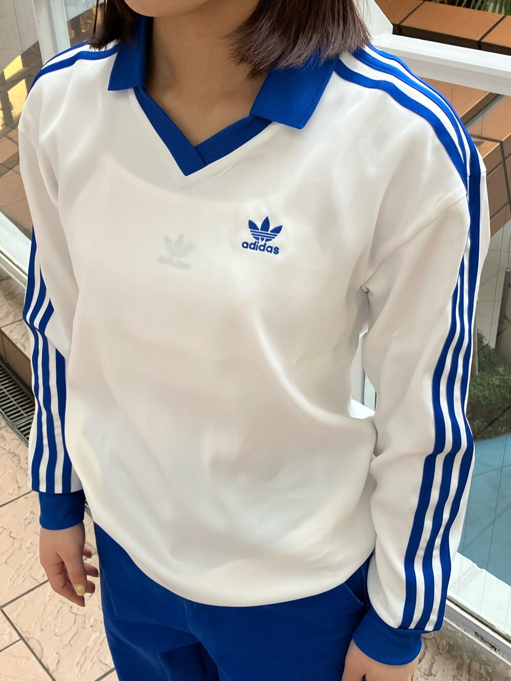 「スニーカー、デニム、キャップ、adidas、ロンT、アディダス、デニムパンツ、スタンスミス、長袖Tシャツ、クセニア・シュナイダー」｜「adidasのスリーストライプス サテン 長袖Tシャツ / ロンT / アディダスオリジナルス adidas Originals（Tシャツ/カットソー、ホワイト系）」を使った、TCさん（レディース・156cm）の冬コーディネートの3枚目の写真