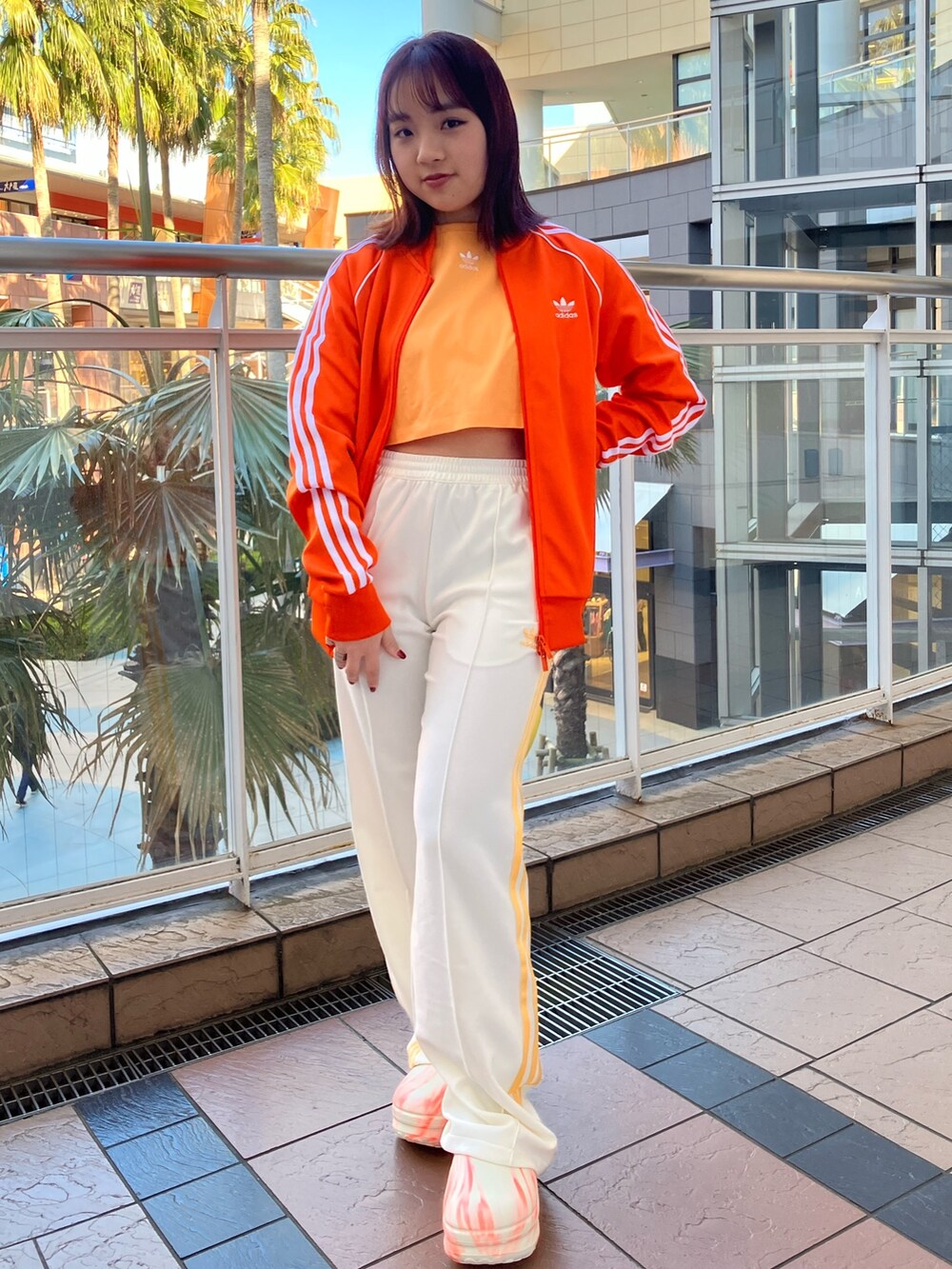 「adidas、ジャージ、アディダス、トラックパンツ、adidas originals、トラックジャケット、ミュール、厚底サンダル、トラックトップ、アディフォーム」｜「adidasのアディカラー クラシックス SSTトラックジャケット（ジャージ） / アディダスオリジナルス adidas Originals（ジャージ、オレンジ系）」を使った、TCさん（レディース・156cm）の春コーディネートの2枚目の写真