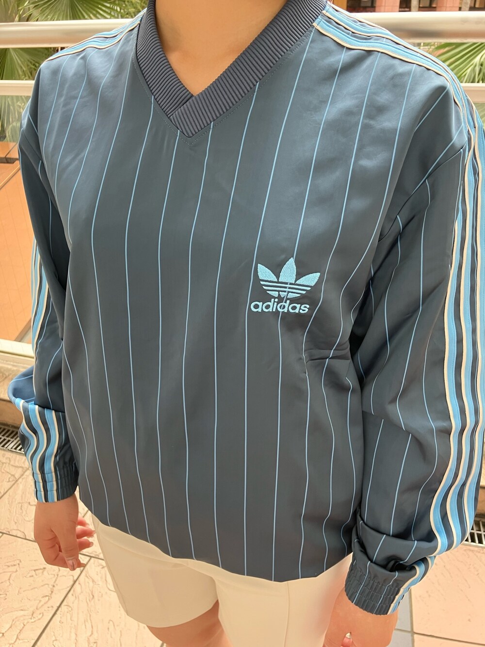 「スニーカー、adidas、アディダス、ハーフパンツ、ショーツ、adidas originals、アディダスオリジナルス、ピンストライプ、ウインドブレーカー、ハンドボールスペツィアル」｜「adidasのアディダス ピンストライプ ウインドブレーカー / アディダスオリジナルス adidas Originals（ナイロンジャケット、ブルー系）」を使った、TCさん（レディース・156cm）の春コーディネートの5枚目の写真