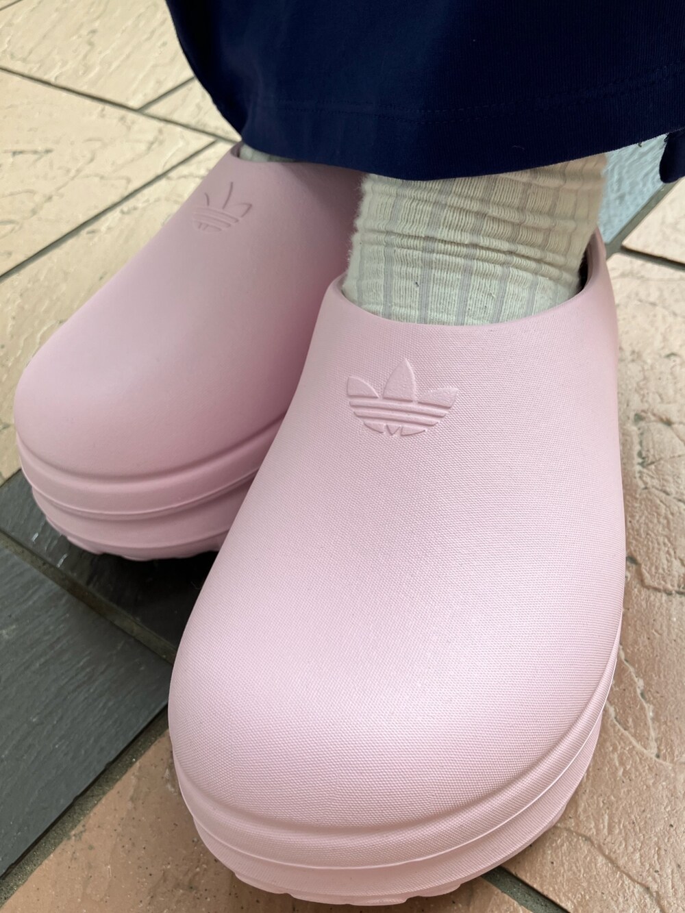 「ワンピース、adidas、アディダス、スタンスミス、adidas originals、アディダスオリジナルス、厚底サンダル、リブワンピース、リブトップス、アディフォーム」｜「adidasのプレミアム オリジナルスリブトップ / アディダスオリジナルス adidas Originals（ポロシャツ、ホワイト系）」を使った、TCさん（レディース・156cm）の春コーディネートの5枚目の写真