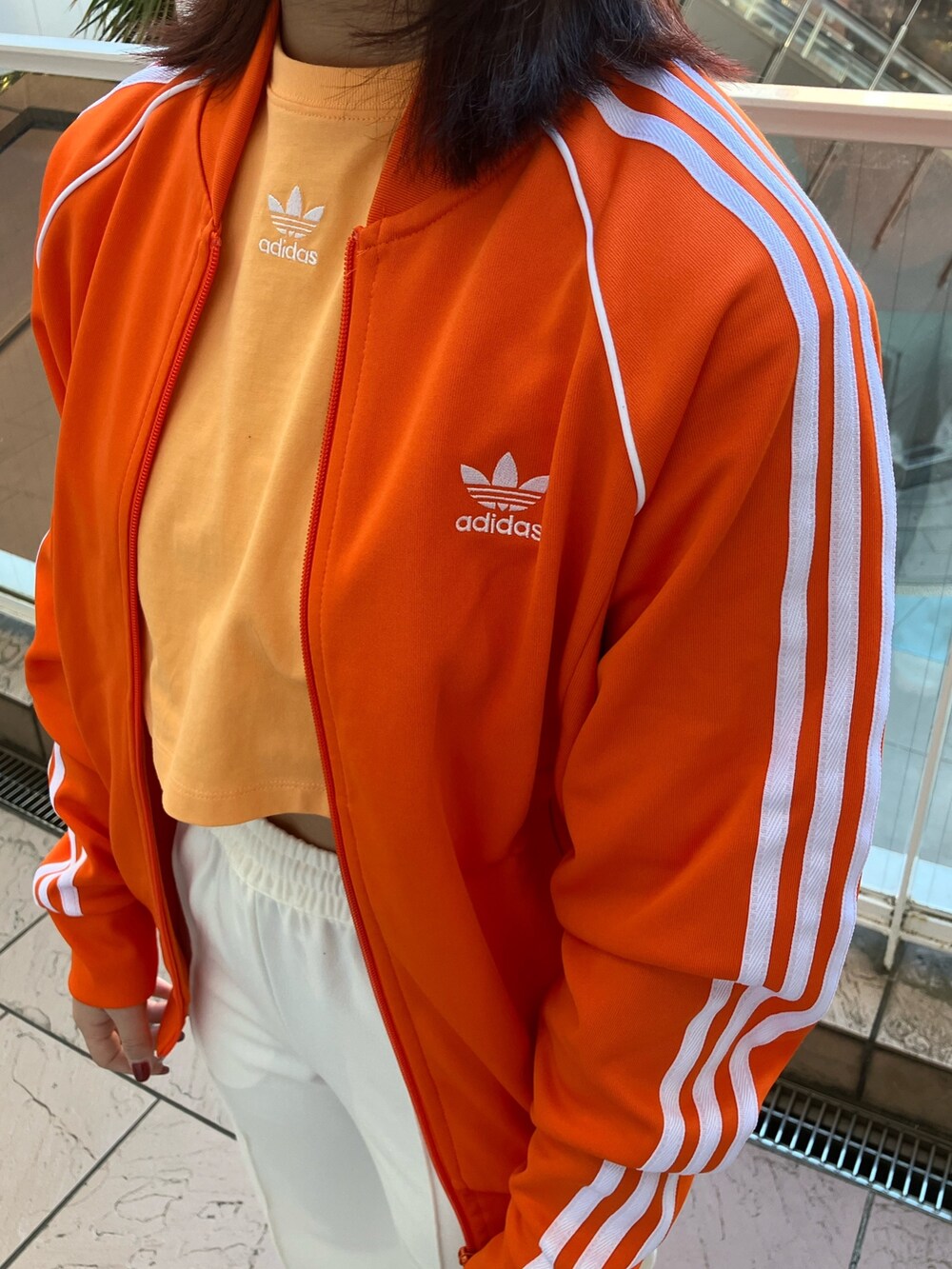 「adidas、ジャージ、アディダス、トラックパンツ、adidas originals、トラックジャケット、ミュール、厚底サンダル、トラックトップ、アディフォーム」｜「adidasのアディカラー クラシックス SSTトラックジャケット（ジャージ） / アディダスオリジナルス adidas Originals（ジャージ、オレンジ系）」を使った、TCさん（レディース・156cm）の春コーディネートの4枚目の写真