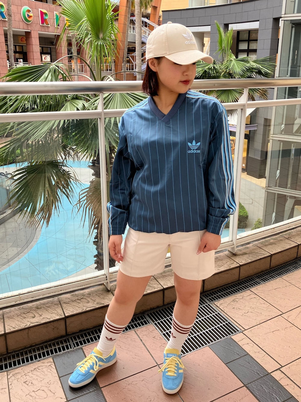 「スニーカー、adidas、アディダス、ハーフパンツ、ショーツ、adidas originals、アディダスオリジナルス、ピンストライプ、ウインドブレーカー、ハンドボールスペツィアル」｜「adidasのアディダス ピンストライプ ウインドブレーカー / アディダスオリジナルス adidas Originals（ナイロンジャケット、ブルー系）」を使った、TCさん（レディース・156cm）の春コーディネートの3枚目の写真