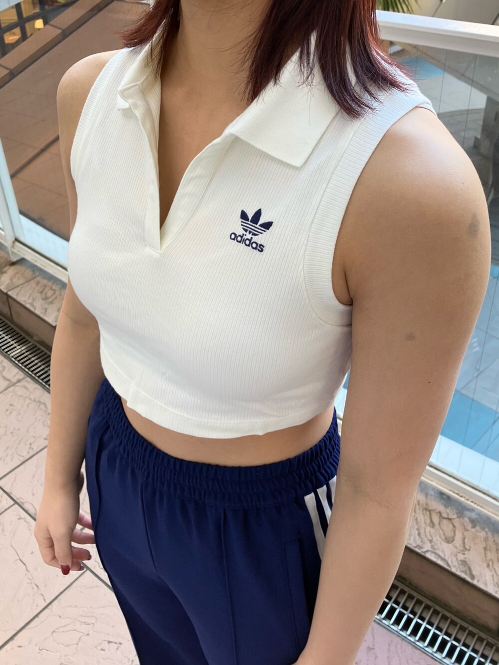 「スニーカー、セットアップ、adidas、ジャージ、アディダス、トラックパンツ、adidas originals、トラックトップ、リブトップス、ハンドボールスペツィアル」｜「adidasのプレミアム オリジナルス クレープ トラックスーツパンツ（ジャージ） / アディダスオリジナルス adidas Originals（スウェットパンツ、ブルー系）」を使った、TCさん（レディース・156cm）の春コーディネートの6枚目の写真