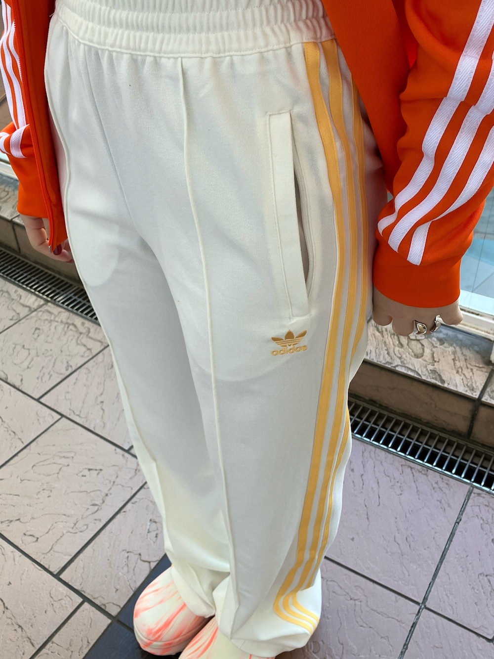 「adidas、ジャージ、アディダス、トラックパンツ、adidas originals、トラックジャケット、ミュール、厚底サンダル、トラックトップ、アディフォーム」｜「adidasのアディカラー クラシックス SSTトラックジャケット（ジャージ） / アディダスオリジナルス adidas Originals（ジャージ、オレンジ系）」を使った、TCさん（レディース・156cm）の春コーディネートの5枚目の写真