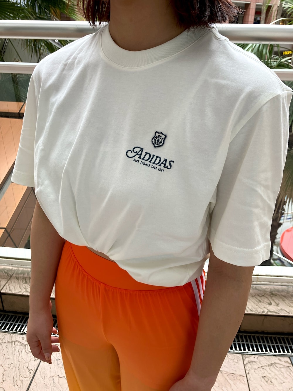 「スニーカー、Tシャツ、adidas、アディダス、ワイドパンツ、グラフィック、adidas originals、アディダスオリジナルス、半袖Ｔシャツ、サンバ」｜「adidasのグラフィック ファイア トレフォイルTシャツ / アディダスオリジナルス adidas Originals（Tシャツ/カットソー、ホワイト系）」を使った、TCさん（レディース・156cm）の春コーディネートの5枚目の写真