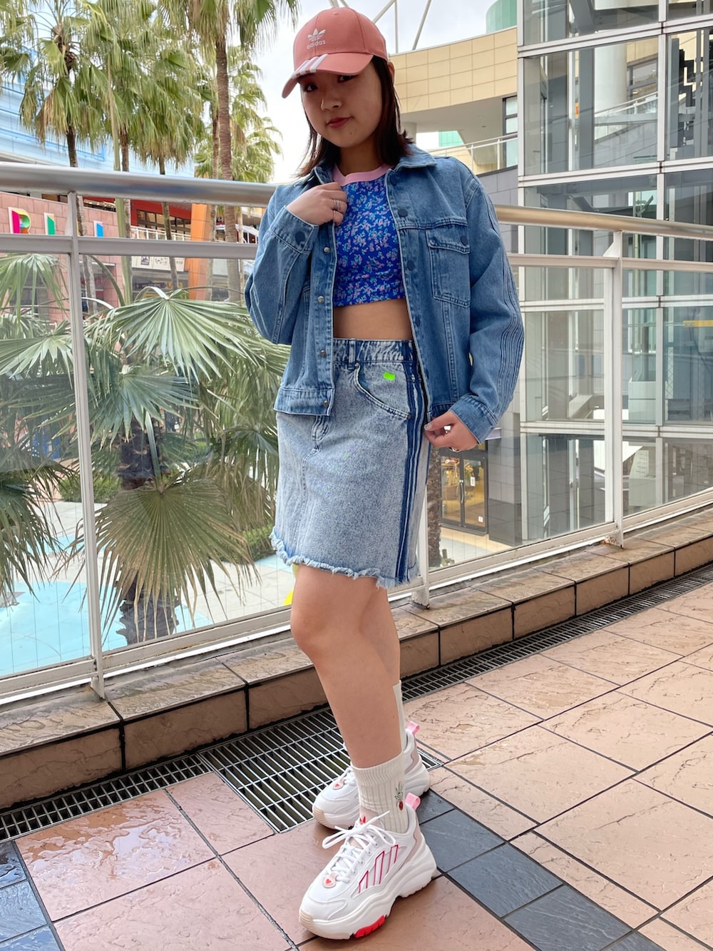 「デニム、デニムジャケット、Tシャツ、adidas、デニムスカート、アディダス、adidas originals、厚底スニーカー、クセニア・シュナイダー、オズガイア」｜「adidasのキャップ / アディダスオリジナルス（キャップ、レッド系）」を使った、TCさん（レディース・156cm）の春コーディネートの2枚目の写真