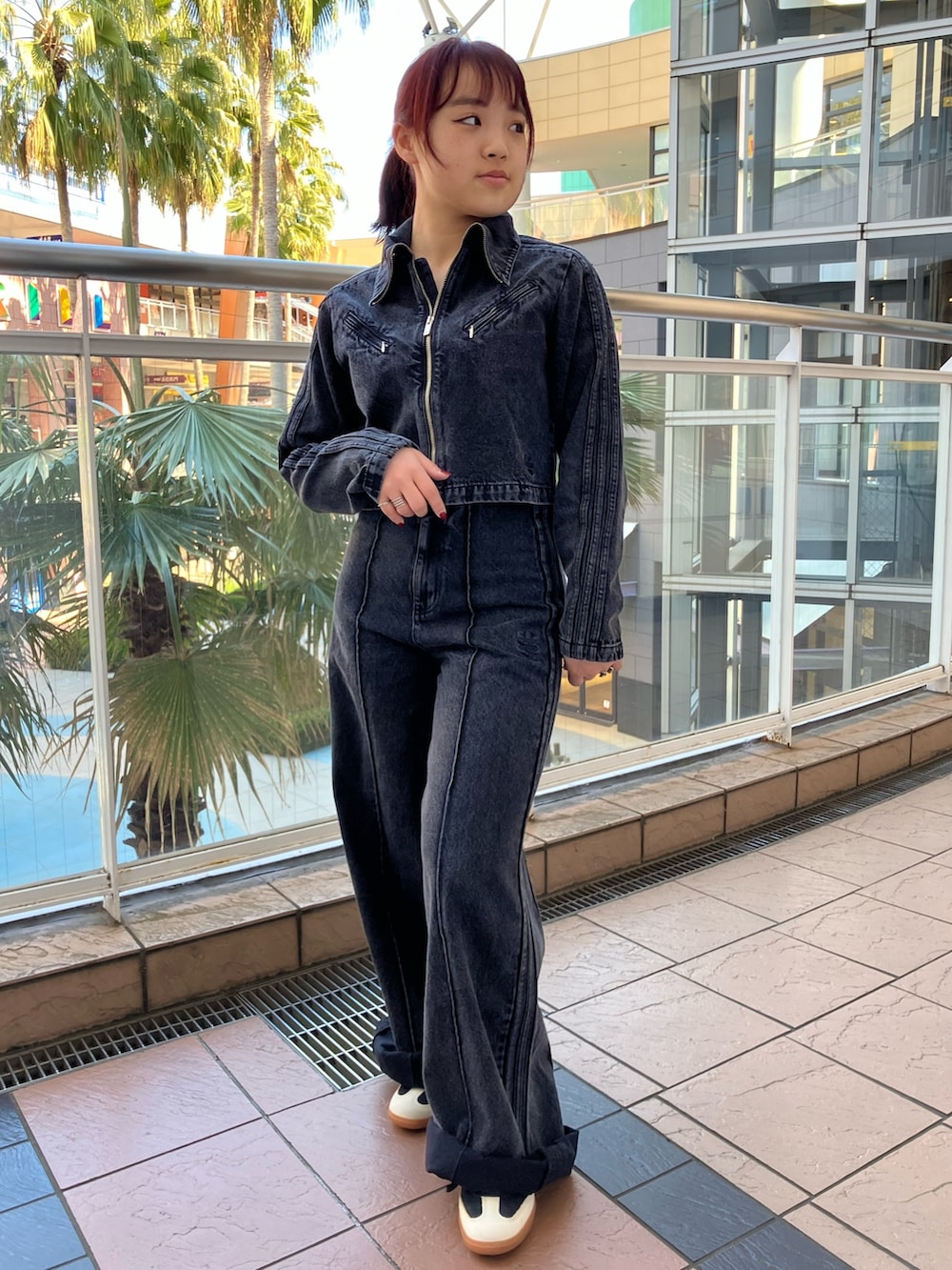「スニーカー、セットアップ、adidas、アディダス、ワイドパンツ、デニムパンツ、adidas originals、トラックジャケット、サンバ、トラックトップ」｜「adidasのファッション モントリオール デニム トラックトップ / アディダスオリジナルス adidas Originals（デニムジャケット、ブラック系）」を使った、TCさん（レディース・156cm）の春コーディネートの2枚目の写真