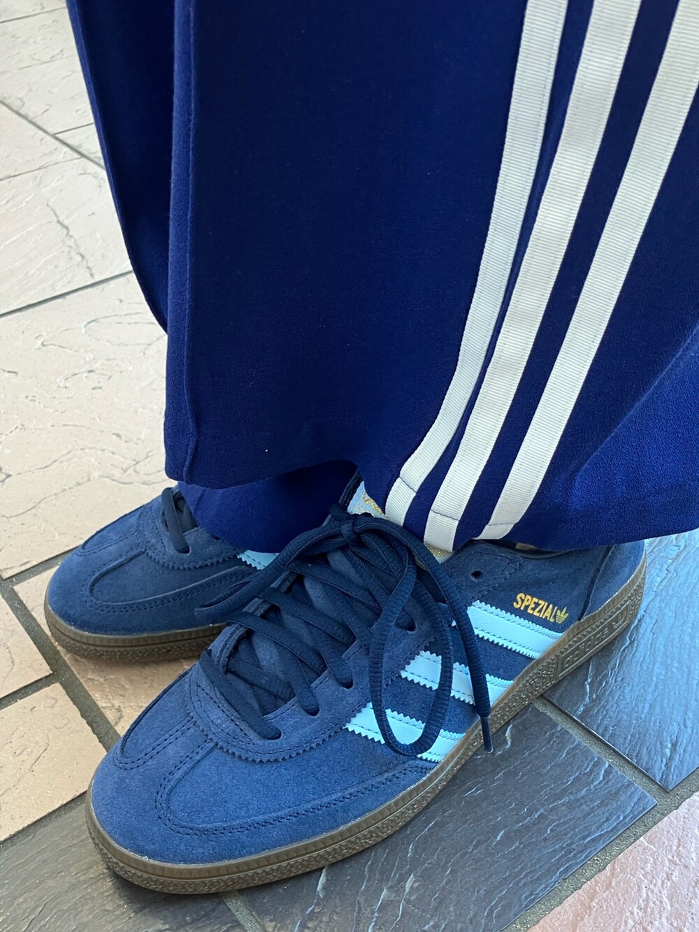 「スニーカー、セットアップ、adidas、ジャージ、アディダス、トラックパンツ、adidas originals、トラックトップ、リブトップス、ハンドボールスペツィアル」｜「adidasのプレミアム オリジナルス クレープ トラックスーツパンツ（ジャージ） / アディダスオリジナルス adidas Originals（スウェットパンツ、ブルー系）」を使った、TCさん（レディース・156cm）の春コーディネートの7枚目の写真