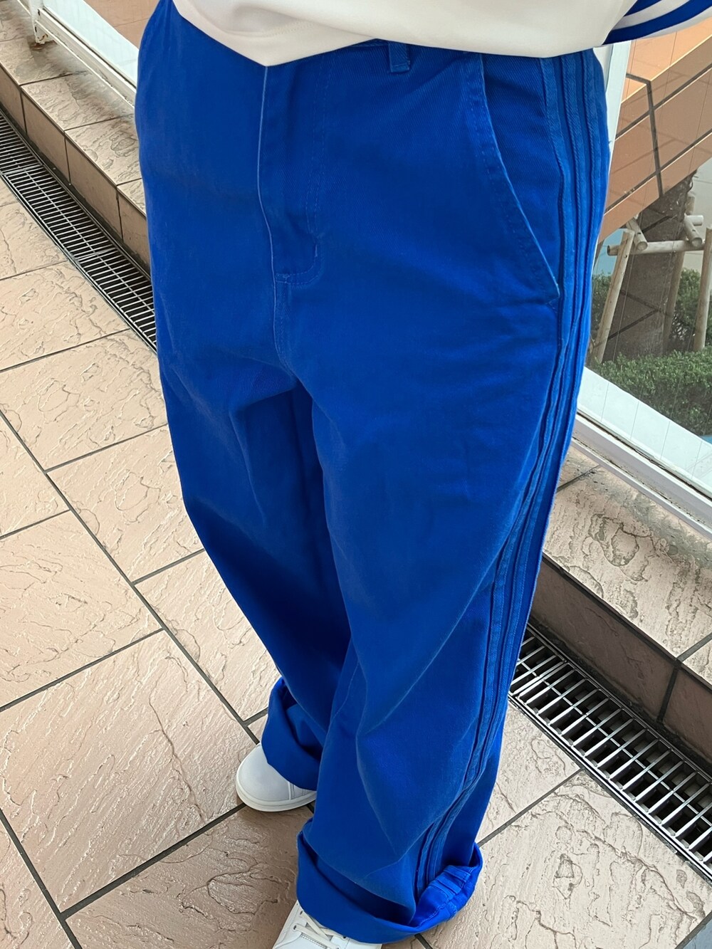 「スニーカー、デニム、キャップ、adidas、ロンT、アディダス、デニムパンツ、スタンスミス、長袖Tシャツ、クセニア・シュナイダー」｜「adidasのスリーストライプス サテン 長袖Tシャツ / ロンT / アディダスオリジナルス adidas Originals（Tシャツ/カットソー、ホワイト系）」を使った、TCさん（レディース・156cm）の冬コーディネートの4枚目の写真
