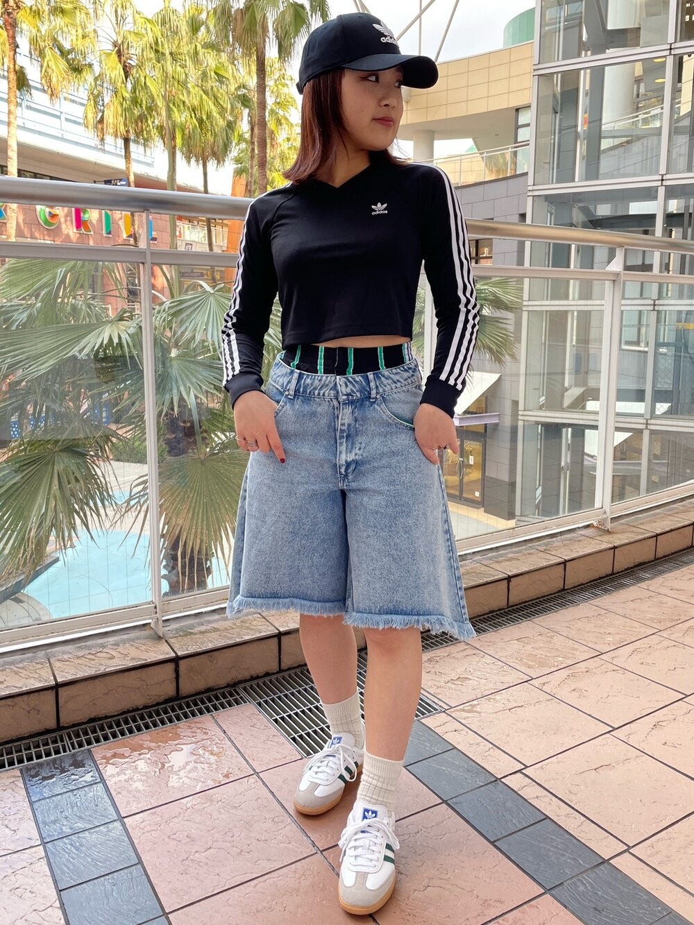「スニーカー、adidas、アディダス、デニムパンツ、adidas originals、デニムショーツ、クロップドトップス、長袖Tシャツ、サンバ、クセニア・シュナイダー」｜「adidasの長袖クロップドジャージー / アディダスオリジナルス adidas Originals（Tシャツ/カットソー、ブラック系）」を使った、TCさん（レディース・156cm）の春コーディネートの2枚目の写真