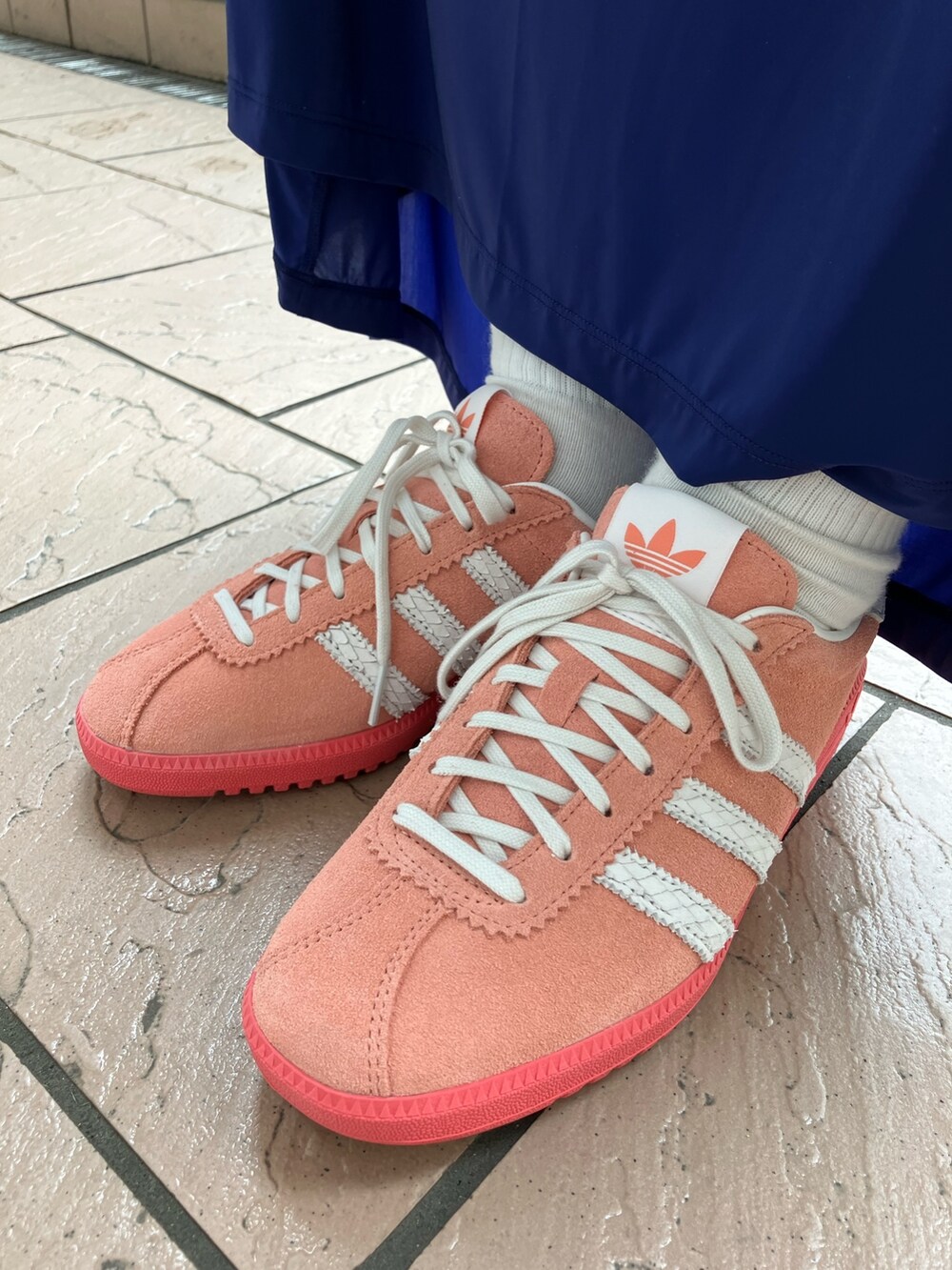 「スニーカー、adidas、マキシスカート、ロングスカート、アディダス、ナイロンジャケット、adidas originals、アディダスオリジナルス、ウインドブレーカー、バミューダ」｜「adidasのアディダス プレミアム ウインドブレーカー / アディダスオリジナルス adidas Originals（ナイロンジャケット、ホワイト系）」を使った、TCさん（レディース・156cm）の春コーディネートの6枚目の写真