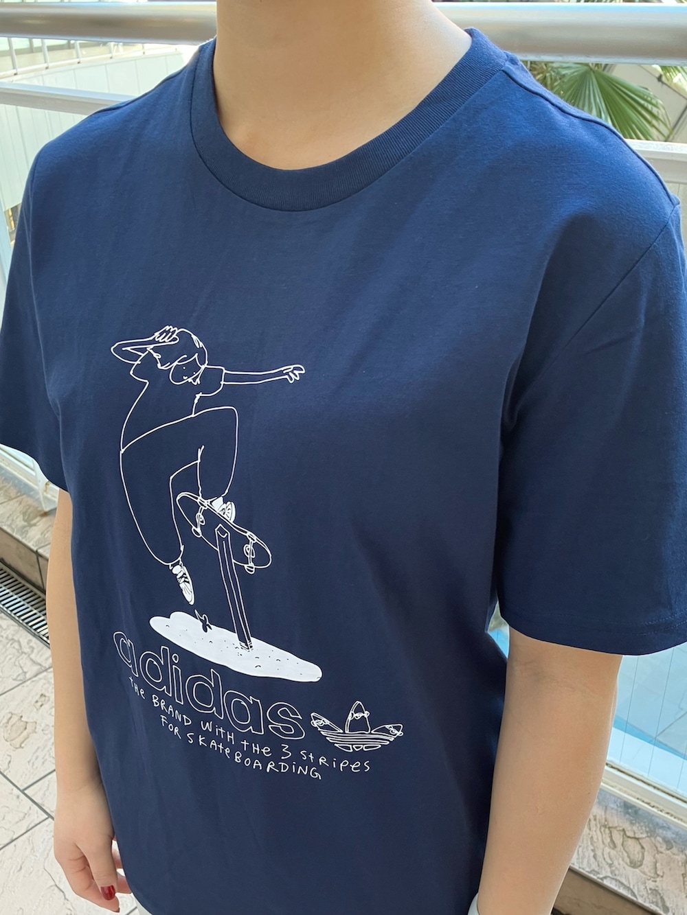 ブラウン系のジャージ、ブラウン系のスウェットパンツ、ブルー系のTシャツ/カットソーを着用したレディースの春コーディネートの3枚目の写真