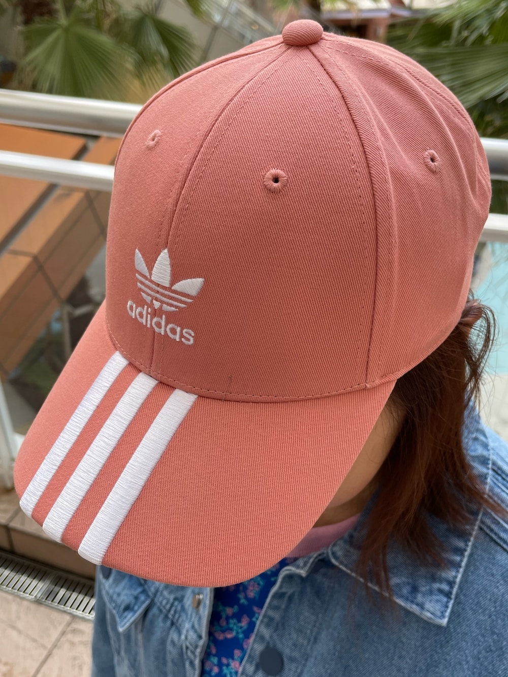 「デニム、デニムジャケット、Tシャツ、adidas、デニムスカート、アディダス、adidas originals、厚底スニーカー、クセニア・シュナイダー、オズガイア」｜「adidasのキャップ / アディダスオリジナルス（キャップ、レッド系）」を使った、TCさん（レディース・156cm）の春コーディネートの3枚目の写真