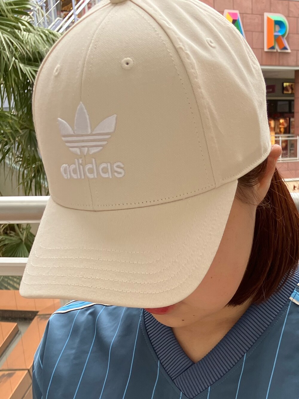 「スニーカー、adidas、アディダス、ハーフパンツ、ショーツ、adidas originals、アディダスオリジナルス、ピンストライプ、ウインドブレーカー、ハンドボールスペツィアル」｜「adidasのアディダス ピンストライプ ウインドブレーカー / アディダスオリジナルス adidas Originals（ナイロンジャケット、ブルー系）」を使った、TCさん（レディース・156cm）の春コーディネートの4枚目の写真
