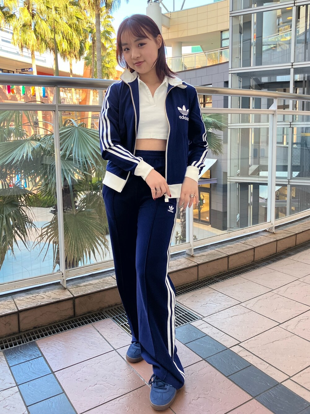 「スニーカー、セットアップ、adidas、ジャージ、アディダス、トラックパンツ、adidas originals、トラックトップ、リブトップス、ハンドボールスペツィアル」｜「adidasのプレミアム オリジナルス クレープ トラックスーツパンツ（ジャージ） / アディダスオリジナルス adidas Originals（スウェットパンツ、ブルー系）」を使った、TCさん（レディース・156cm）の春コーディネートの4枚目の写真