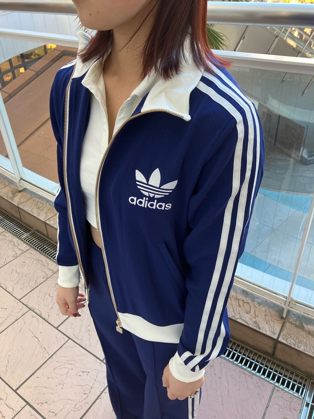 「スニーカー、セットアップ、adidas、ジャージ、アディダス、トラックパンツ、adidas originals、トラックトップ、リブトップス、ハンドボールスペツィアル」｜「adidasのプレミアム オリジナルス クレープ トラックスーツパンツ（ジャージ） / アディダスオリジナルス adidas Originals（スウェットパンツ、ブルー系）」を使った、TCさん（レディース・156cm）の春コーディネートの5枚目の写真