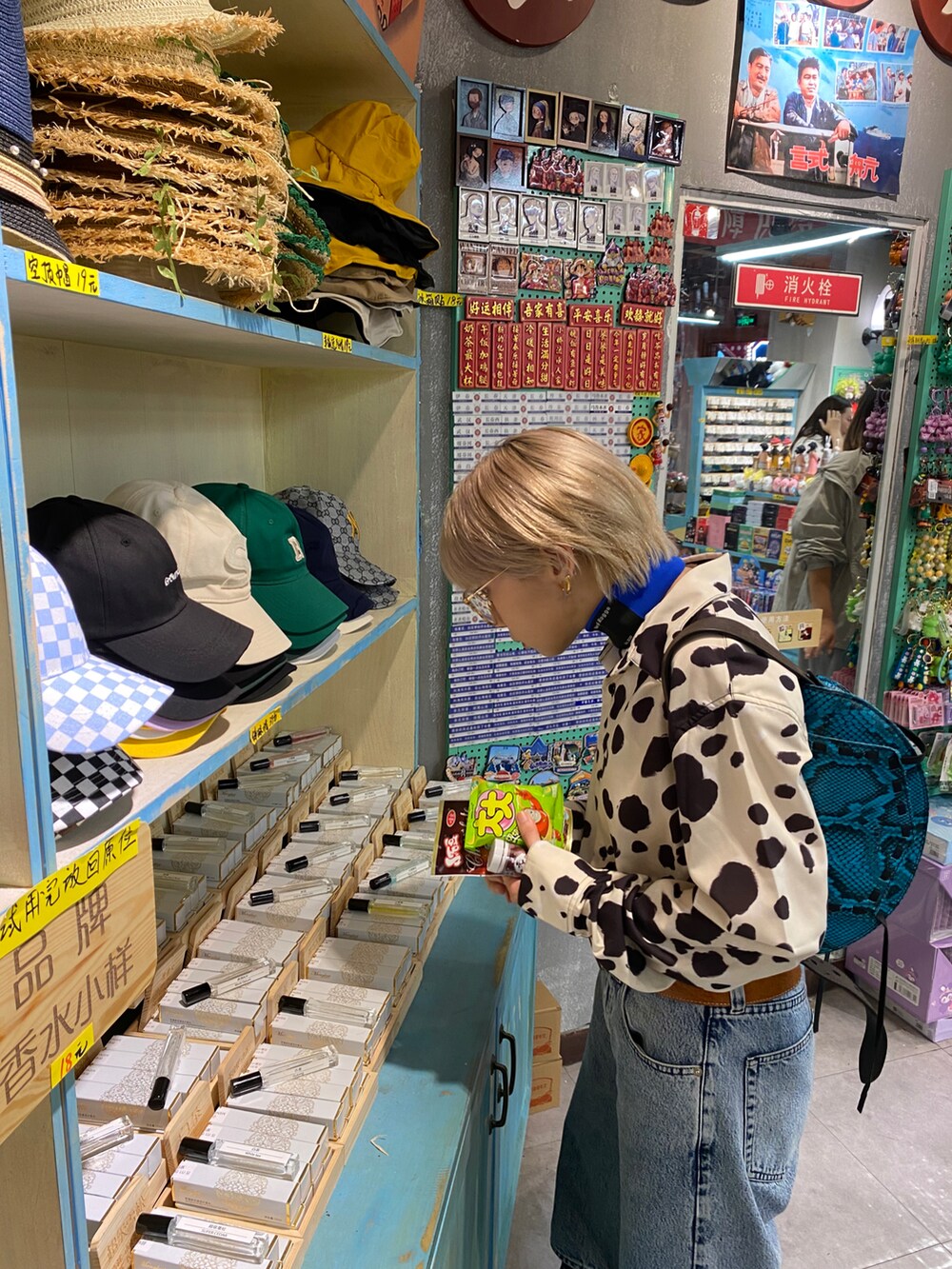 ベージュ系のシャツ/ブラウス、ブルー系のデニムパンツ、ブルー系のバッグを着用したレディースの秋コーディネートの4枚目の写真