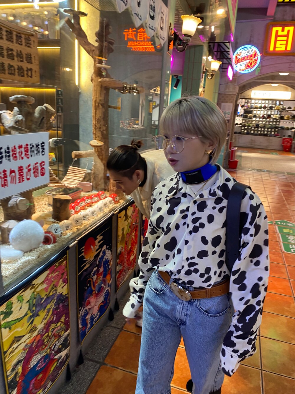 ベージュ系のシャツ/ブラウス、ブルー系のデニムパンツ、ブルー系のバッグを着用したレディースの秋コーディネートの3枚目の写真