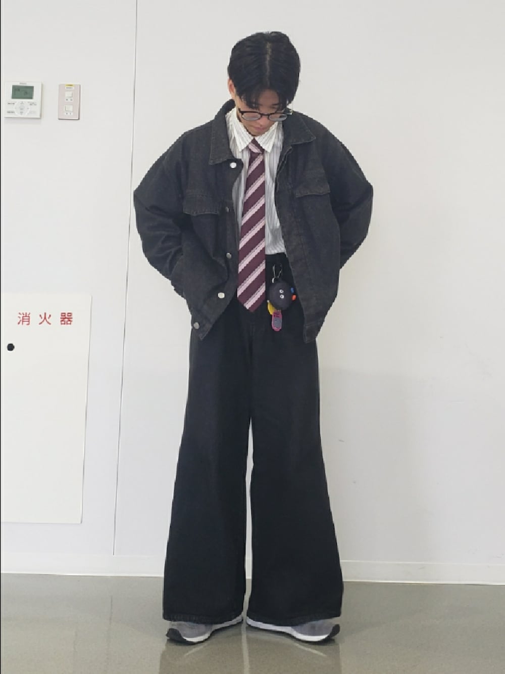 ブラック系のデニムジャケット、ブラック系のデニムパンツ、ホワイト系のシャツ/ブラウスを着用したメンズの秋コーディネートの2枚目の写真