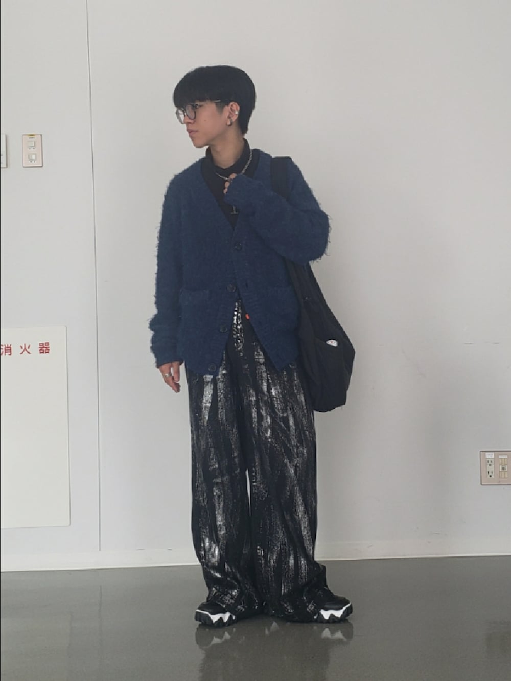 ブルー系のカーディガン/ボレロ、ブラック系のショルダーバッグ、ブラック系のデニムパンツを着用したメンズの秋コーディネートの2枚目の写真