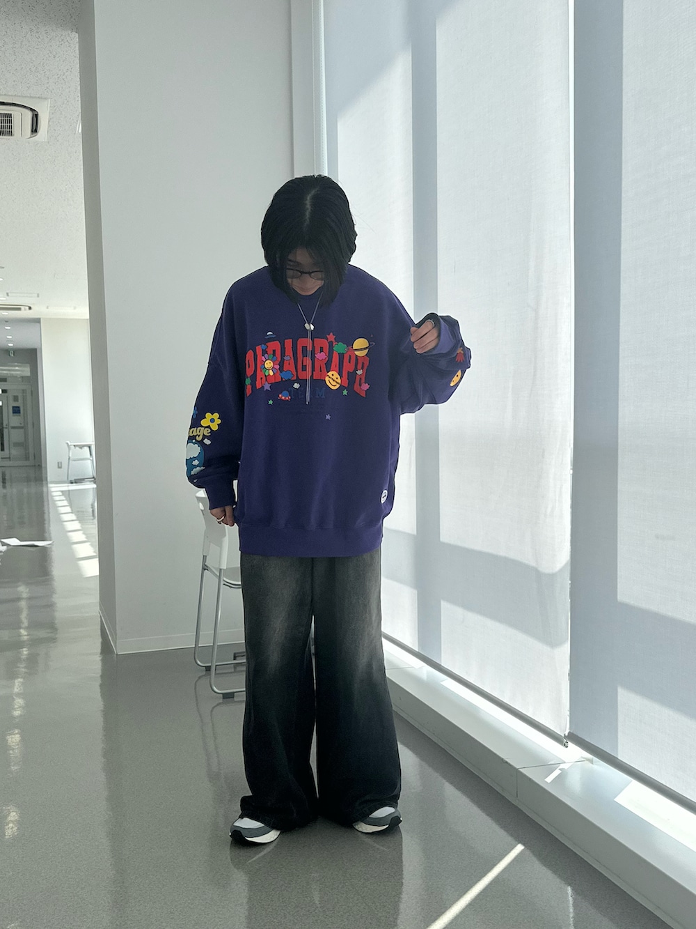 パープル系のスウェット、ブラック系のデニムパンツ、シルバー系のネックレスを着用したメンズの春コーディネートの2枚目の写真