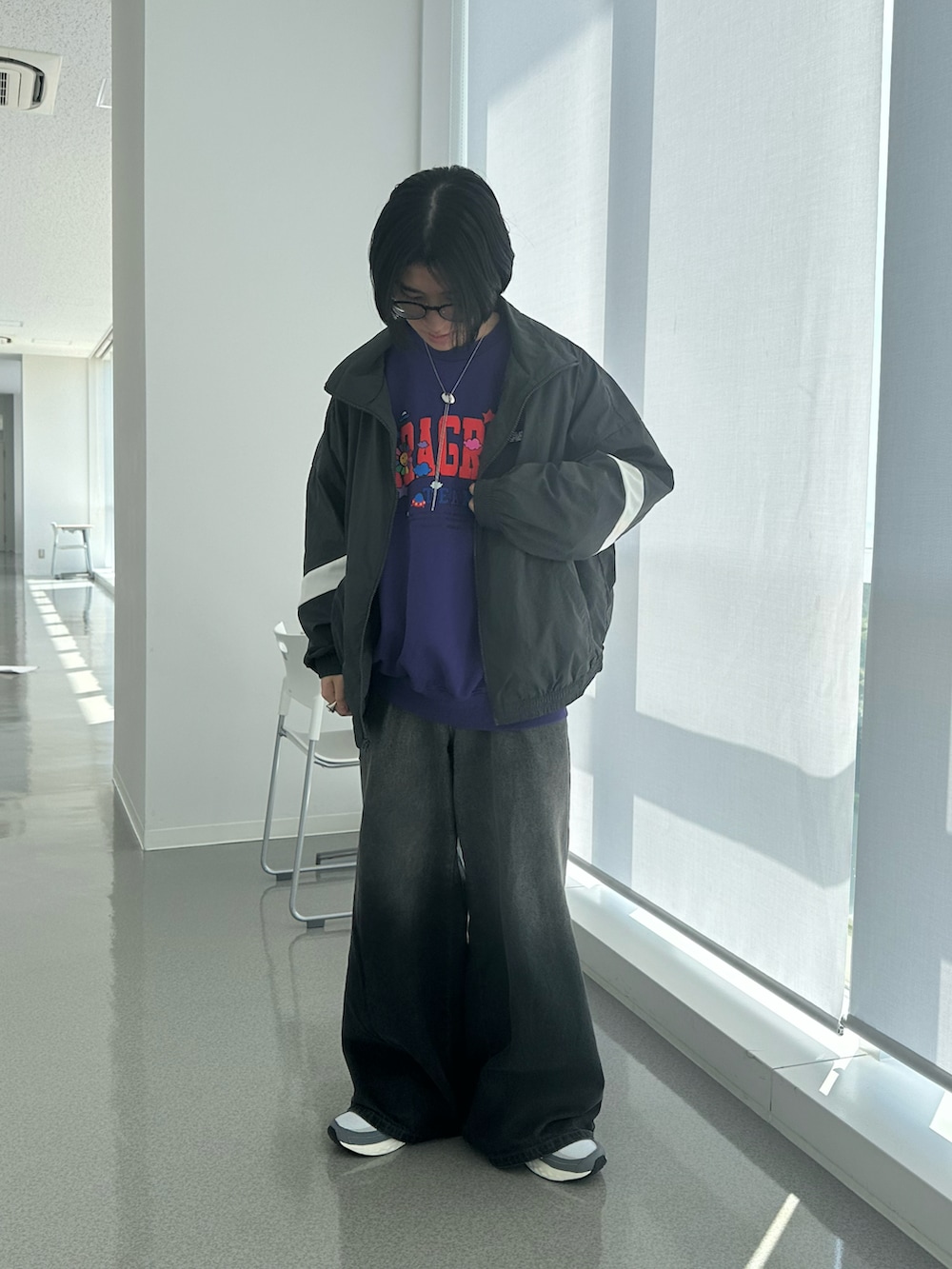 パープル系のスウェット、ブラック系のデニムパンツ、シルバー系のネックレスを着用したメンズの春コーディネートの4枚目の写真